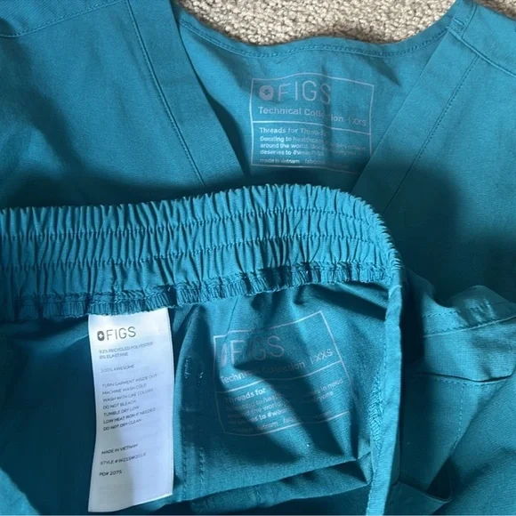 FIGS FreeX Caribbean Blue scrubs - Picture 2 of 3